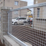 Kovové části jsou s pozinku, avšak svým vzhledem a strukturou pletiva odpovídá původnímu vzhledu plotu.