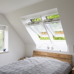 Střešní okna jsou vybavena stínicími doplňky, které jsou ovládány automaticky. Při zatažení zaručují kvalitní noční spánek.