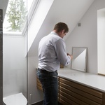 Bezúdržbová střešní okna VELUX v koupelně zabezpečují efektivní odvětrávání vlhkosti a nevyžadují přitom žádnou údržbu.