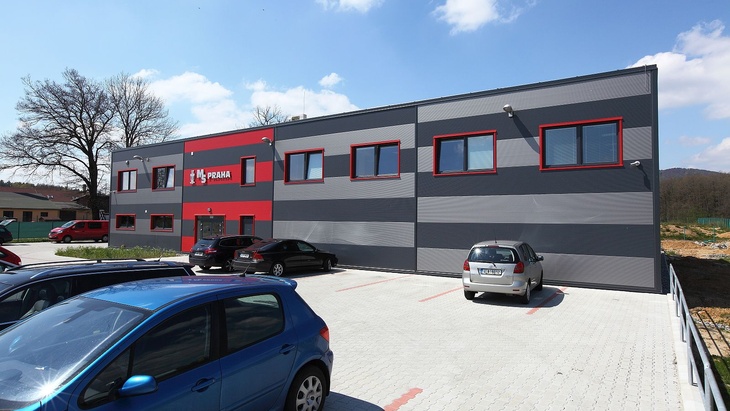 Novostavba sídla MS Praha vyniká zajímavým členěním fasády od Lindabu Novostavba sídla MS Praha vyniká zajímavým členěním fasády od Lindabu