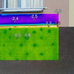 Termosnímek odhaluje tušené – hliníková zakládací lišta je zbytečným výrazným tepelným mostem mezi zateplením soklu a stěny