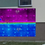 Termosnímek odhaluje tušené – hliníková zakládací lišta je zbytečným výrazným tepelným mostem mezi zateplením soklu a stěny