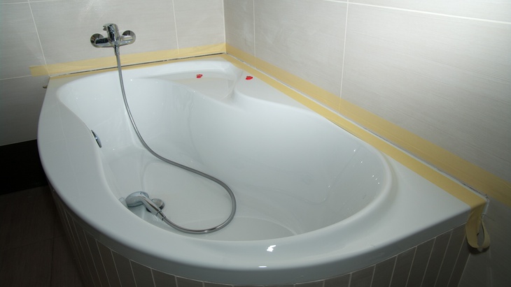 Při utěsňování spár v koupelně oceníte rychleschnoucí sanitární silikon