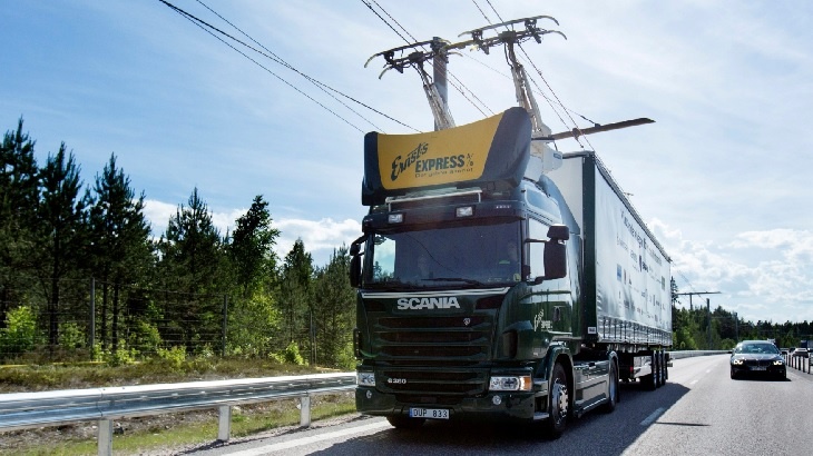 K testovacím jízdám jsou používány tahače Scania G 360 s devítilitrovým motorem na biopalivo o výkonu 265 kW (360 k) a elektromotorem o výkonu 130 kW (177 k) a točivém momentu 1050 N.m. Li-Ionová baterie o kapacitě 5 kWh umožňuje dojezd až 3 kilometry. Zdroj: Scania CV AB K testovacím jízdám jsou používány tahače Scania G 360 s devítilitrovým motorem na biopalivo o výkonu 265 kW (360 k) a elektromotorem o výkonu 130 kW (177 k) a točivém momentu 1050 N.m. Li-Ionová baterie o kapacitě 5 kWh umožňuje dojezd až 3 kilometry. Zdroj: Scania CV AB