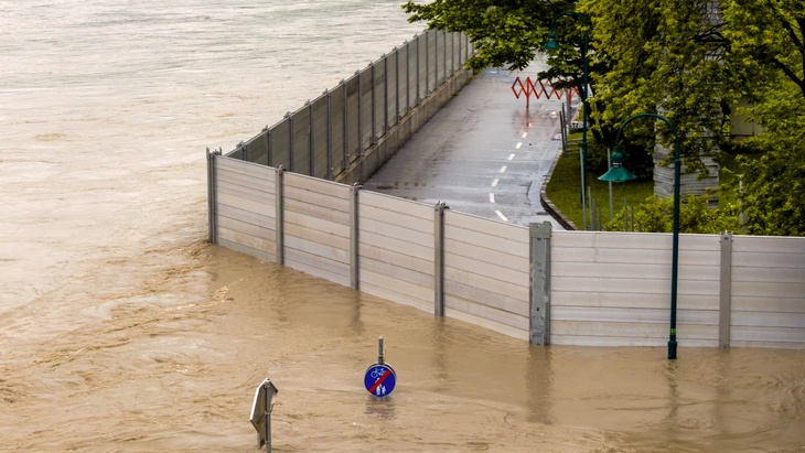 fotolia.com © Gina Sanders povodeň, protipovodňová stěna