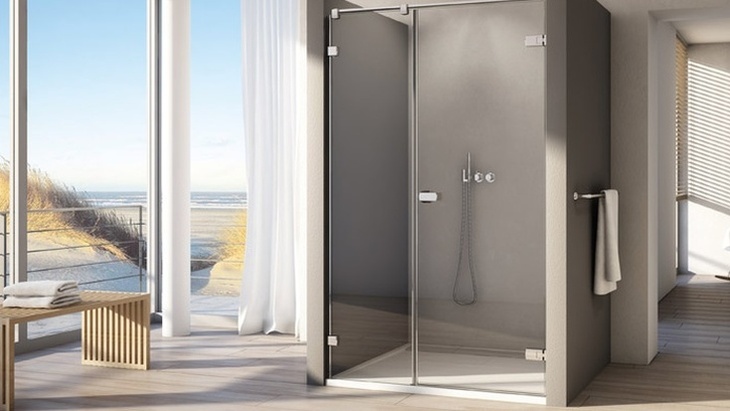 Nová vanová zástěna poskytuje pohodlí při sprchování i v malé koupelně