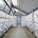 Kultura fanoušků zanechala v každém koutu stadionu své stopy – a to i v sanitárních prostorách. (Foto: Viega)