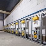Pro řadové toalety byl použit předstěnový stavebnicový systém Steptec a pro napojení potrubí systém lisovací techniky Profipress. Pak byly firmou provádějící suchou stavbu stěny obloženy až ke stropu. (Foto: Viega)