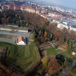 Vyznačení dotčeného objektu Velkého dělostřeleckého skladu v areálu na fotografii zachycující stav před započetím rekonstrukčních prací © Zdroj: www.pevnostolomouc.cz