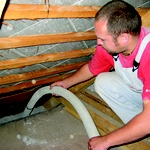 Celulózová izolace Climatizer Plus pro izolaci od podlahy po střechu. Přírodní izolant se zárukou 20 let z novinového papíru s impregnací potravinářskou chemií. Návratnost investice při zateplení je cca 3 roky.   Se zateplenou střechou nebo podkrovím s přírodní celulózovou izolací Climatizer Plus je možná úspora až 35 % na vytápění domácnosti.