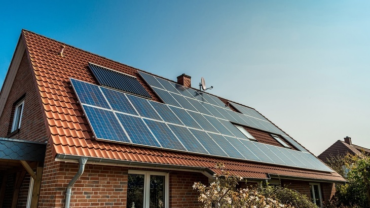 Instalace a servis fotovoltaických elektráren nově od společnosti Pražská energetika