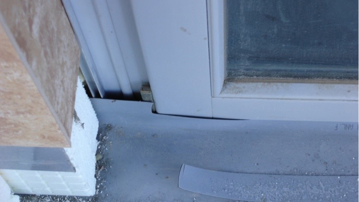 Obr. č.  10 – Neřešený konstrukční detail ukončení hydroizolačního povlaku na rámu dveří