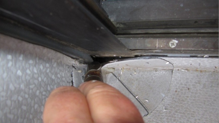 Obr. č.  13 – Díra v napojení hydroizolačního povlaku na rám dveří