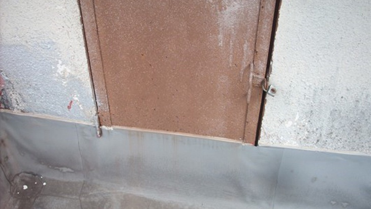 Obr. č.  14 – Velmi „osobité“ ukončení hydroizolačního fóliového povlaku na křídle dveří