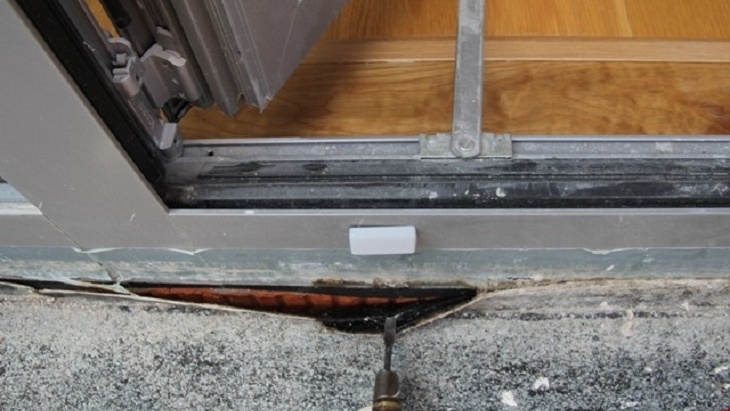 Obr. č.  3 – Špatný podklad, resp. nespojený hydroizolační povlak s rámem dveří