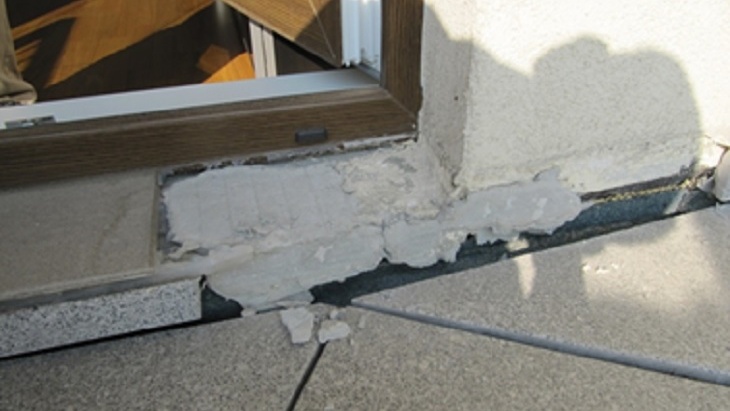 Obr. č.  6 – Absence hydroizolačního povlaku při ukončení na rámu dveří není nic co by bylo mimořádného