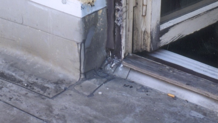 Obr. č.  9 – Ukončení hydroizolačního povlaku na původních dveřích