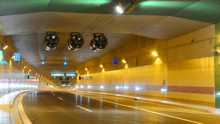 © fotolia.com - holublu6 Tunel Blanka. Hodnocení rok po otevření. Co přinesl a co vzal?