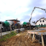 Čerpání betonu na základy rodinného domu
