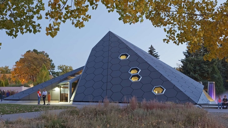 Fasáda pyramidy v botanické zahradě napodobuje medové včelí plástve Fasáda pyramidy v botanické zahradě napodobuje medové včelí plástve