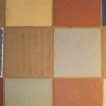 Ukázka variability barev a textur hliněných omítek, Sdružení hliněného stavitelství, z.s.