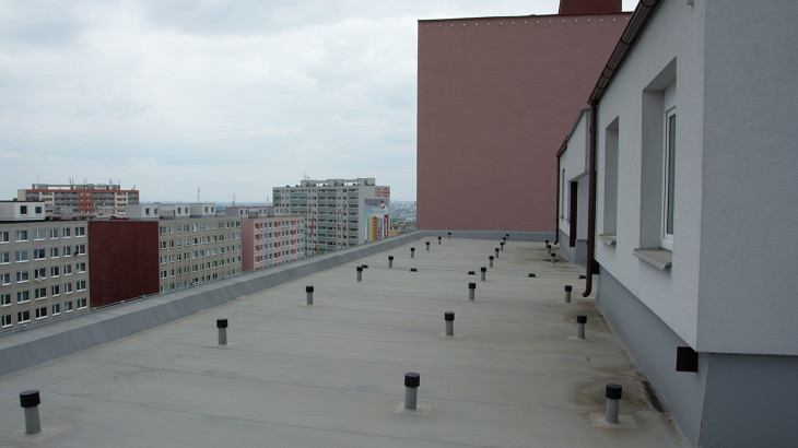 Jak si poradit s problematickou vlhkostí u dvouplášťových střech?