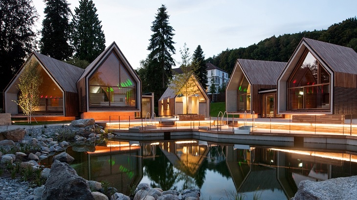 Lázeňské sauny architekti zpracovali jako malou vesničku