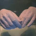 „Až budete odcházet, prohlédněte si jeho ruce, všechno co tvořil, tvořil pouze rukama, ty jsou podstatou jeho díla,“ dodává architekta Eva Jiřičná
