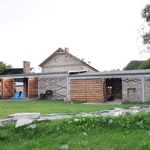 Prokš Přikryl architekti Adaptace bývalých zemědělských garáží na zázemí biotopu