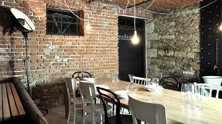 Bývalou maštal pro ustájení koní proměnili mladí architekti na útulnou vinárnu Bývalou maštal pro ustájení koní proměnili mladí architekti na útulnou vinárnu