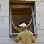Vsazení okenního rámu do otvoru