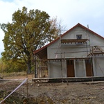 Zateplená fasáda zdobená šambránami kolem dveří