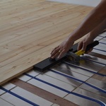 Pro odbornou a bezchybnou pokládku dřevěné podlahy je nutné mít speciální nářadí a znát správný postup. Zdroj: Serafin Campestrini s.r.o.