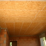 Napojení zdiva na lehkou vzduchotěsnou rovinu stropu bylo provedeno omítalenými vzduchotěsnícími páskami. Zdivo bylo před nelepením pásek nataženo stavebním lepidlem.