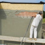 Omítnutí zdiva z vnější strany slouží pro jeho „uzavření“ a zhotovení dodatečné vzduchotěsnící vrstvy a zároveň slouží jako vyrovnaný podklad pro kotvení roštu pro obklad z cementovláknitých desek.