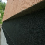 Detail soklu – asfaltová hydroizolace první řady cihel a „uzavření“ spodní plochy přesazených cihel pomocí stavebního lepidla.