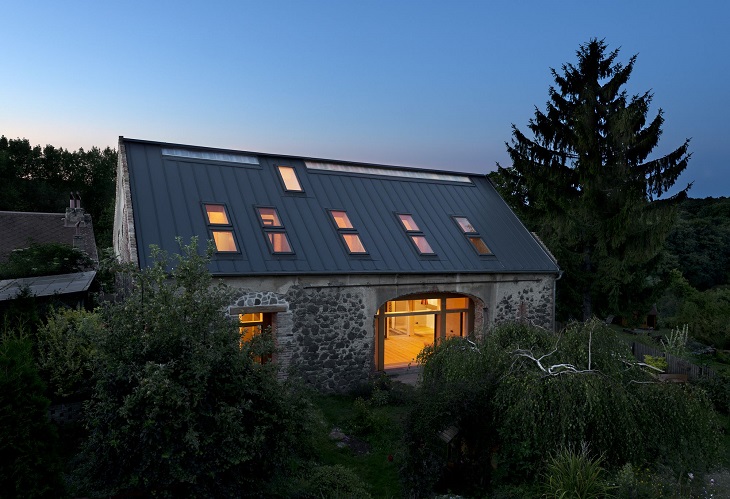 Střecha stavby je vybavena krytinou SATJAM Rapid a osazena kvalitními střešními okny