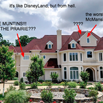 Příšerný falešný balkón či nejhorší vikýř v historii McMansion. Toto není Disnely Land toto je peklo. © Zdroj: McMansion.com