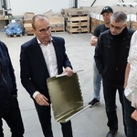 Polotovar předního plechového krytu kotle vzniká na automatizovaném pracovišti vysekáním a tvarováním z předem kompletně povrchově upraveného plechu, včetně laku