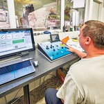 Řídicí pult lanovky na Zahrádkách v průběhu zátěžových zkoušek před oficiálním spuštěním 8. 12. 2015. Dodavatel řízení a ovládání – firma Easy Control Morava.