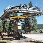 Horní stanice lanovky Leitner s odpojitelným systémem v průběhu instalace na sjezdovce Zahrádky v Pec pod Sněžkou.