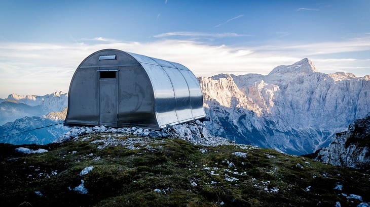 Chata v Alpách poskytuje úkryt dva tisíce metrů nad mořem