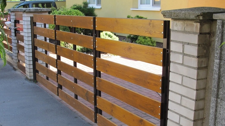 Jak postavit trvanlivý a kvalitní dřevěný plot – v detailu je základ úspěchu
