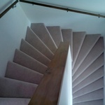 Koberce mají širokou škálu vzorů a barev. Koberce lze využít jako podlahovou krytinu i obložení na schodů.