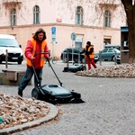 Ručně vedený zametací stroj Kärcher je určený pro jednoduché a snadné čištění venkovních ploch. Je šestkrát rychlejší než koště. Zajistí téměř bezprašné zametání díky kontrolovanému vedení vzduchu a filtraci.