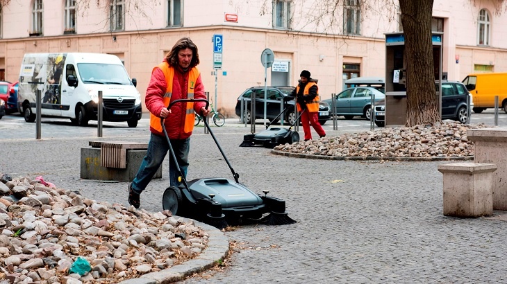 Uklízeči městské části Praha 7 využívají nové zametací stroje