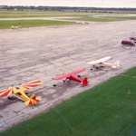 Stav letištní plochy před opravou v roce 1992 ohrožující bezpečný provoz
