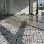 Aplikace litého potěru anhyment na plochu s podlahovým vytápěním