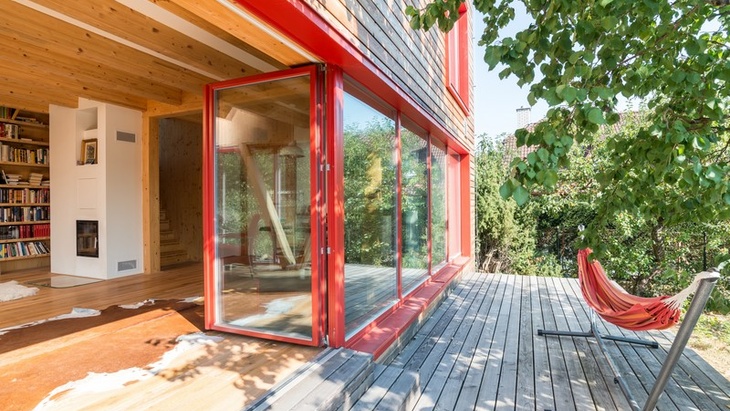 Pasivní dřevostavba s červenými okny