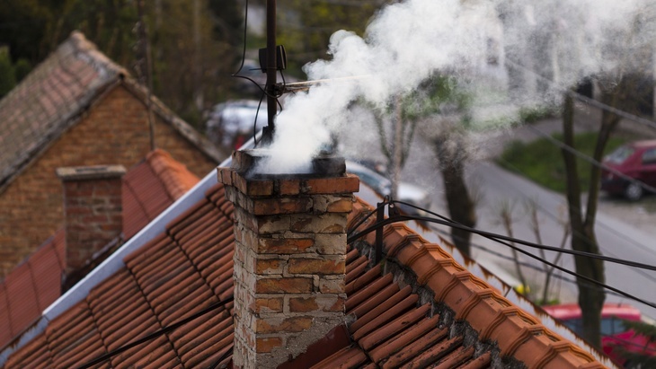 Od 1. ledna mohou úřady zkontrolovat, čím lidé doma topí